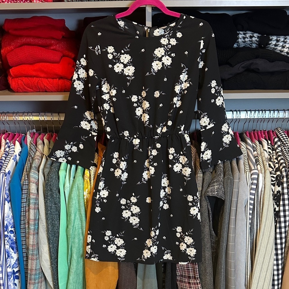Divided by H&M black/white floral 3/4 bell sleeve back button dress size 4 NWT